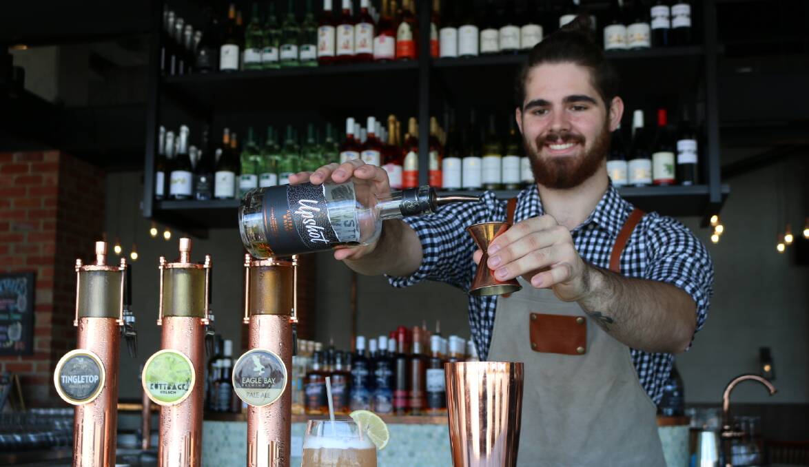 SMALL’S BAR TEAM MEMBER DANIEL HICKEY PULLS A PINT AT THE 
FIRST FULLY CASHLESS VENUE IN WA. IMAGE SUPPLIED.