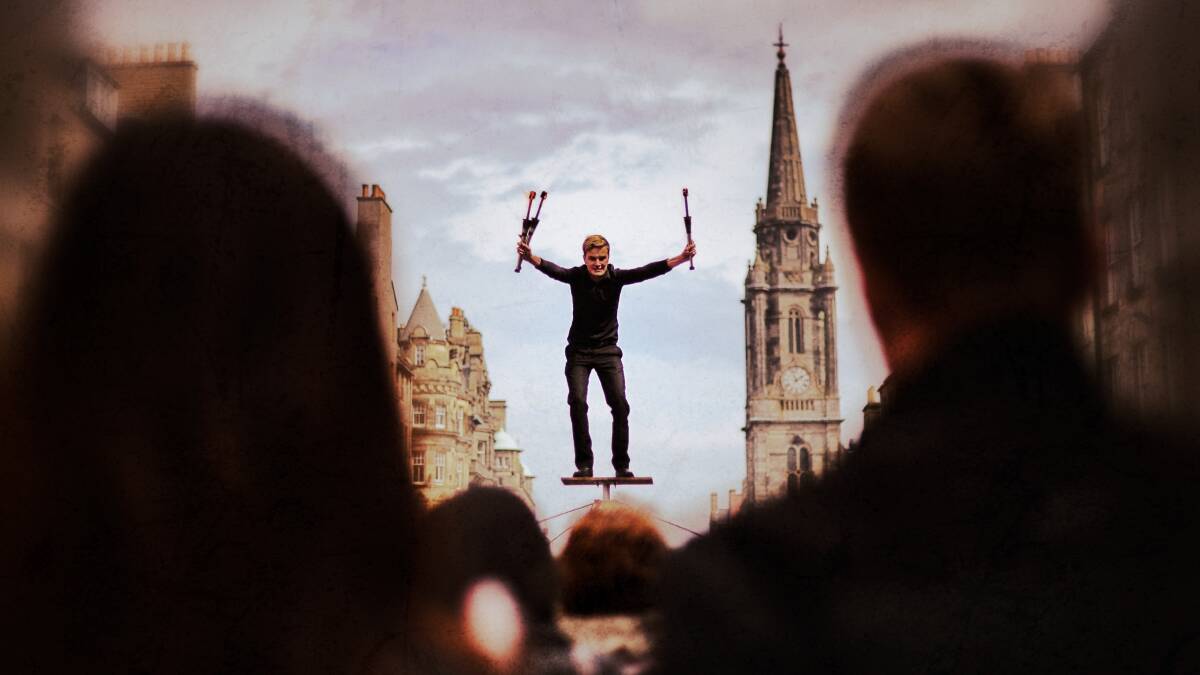  street performer entertains a crowd on the Royal Mile on April 23, 2014 in Edinburgh, Scotland. Pic: Jeff J Mitchell/Getty Images