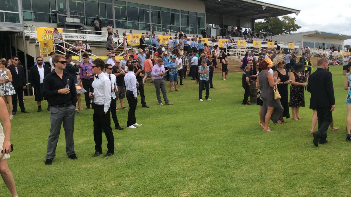 The growing crowd before Race 2.