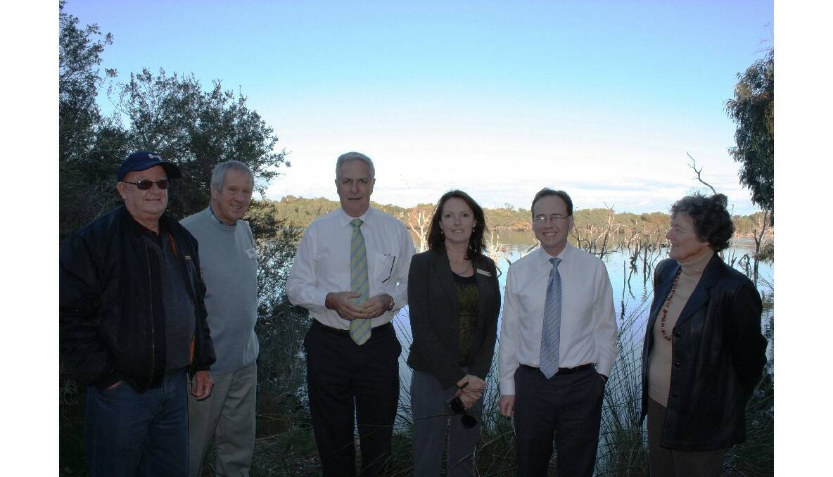 Peter Hick, Jane O’Malley and Jan Star from the Peel-Harvey Catchment Council, resident Graeme Leach, Don Randall MHR and Greg Hunt MHR. Photo: Mandurah Mail.