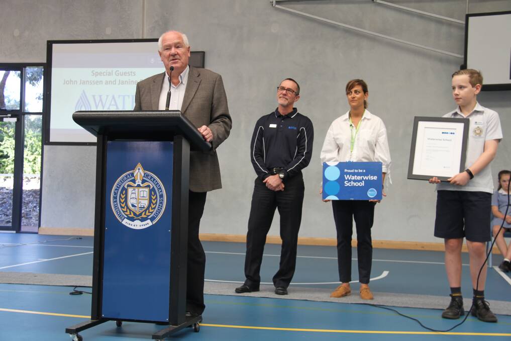 Waterwise: Collie-Preston MLA Mick Murray presented the award to the school last Thursday. Image supplied. 