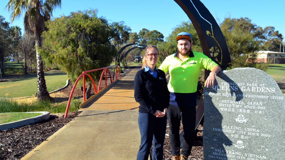 South West Catchments Council’s Joanna Hugues-dit-Ciles and City of Bunbury’s Jarrad Back at the Queen’s Garden Basin. 