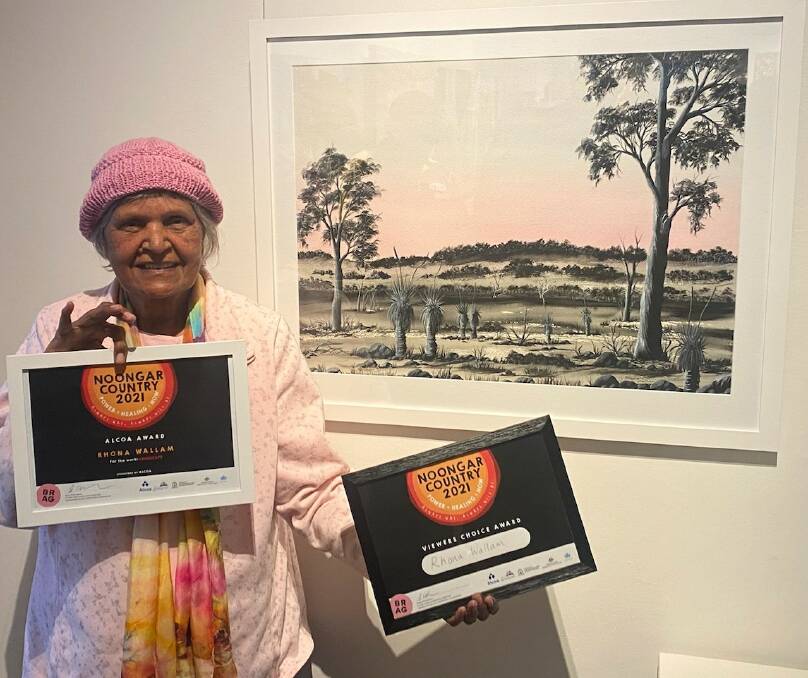South West artist Rhona Wallam with her Alcoa Award winning artwork. Photo by City of Bunbury.