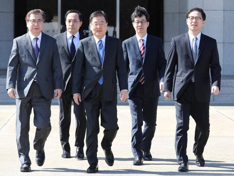 A South Korean delegation has travelled to the North to urge talks between Pyongyang and the US.