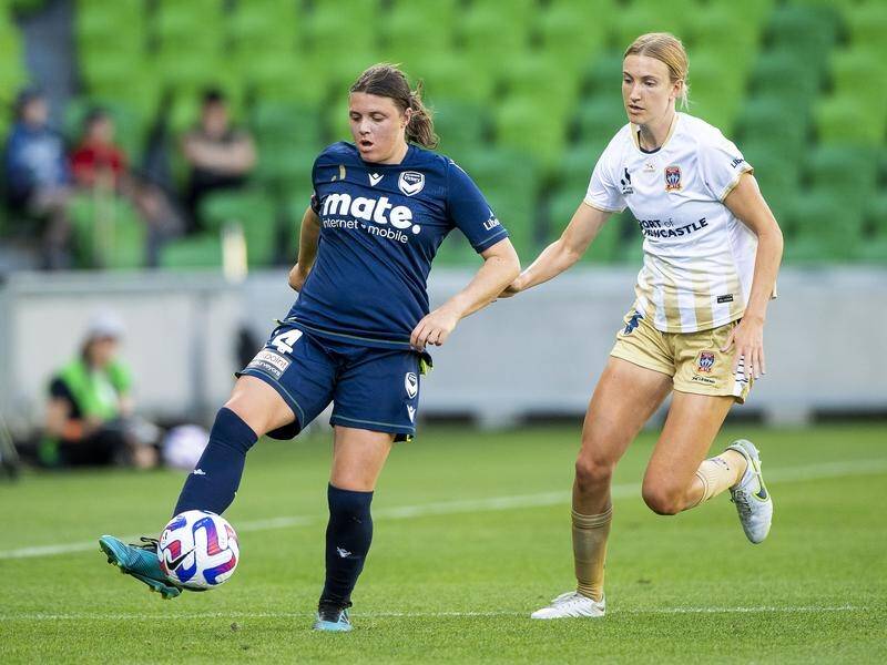 Melina Ayres (right) continued her goal-scoring form in Melbourne Victory's ALW qwin over Newcastle. (Will Murray/AAP PHOTOS)