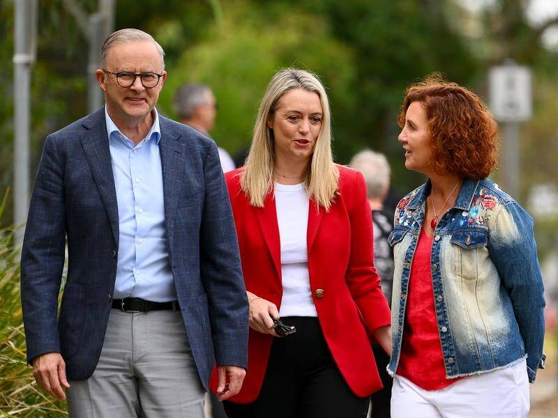 Anthony Albanese and Jodie Haydon (C) visited a polling station with candidate Jodie Belyea (R). (Morgan Hancock/AAP PHOTOS)