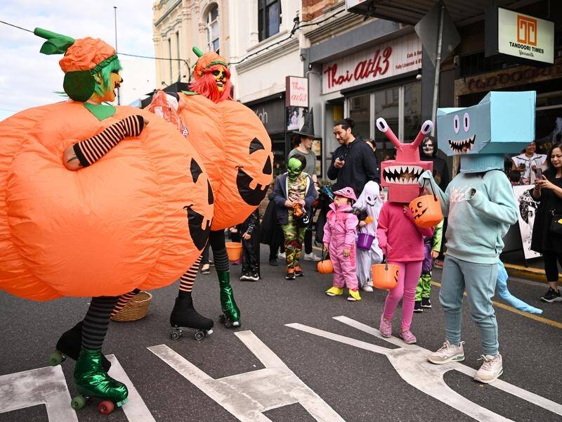 More than 2000 people attended a Halloween street party at Yarraville in suburban Melbourne. (Joel Carrett/AAP PHOTOS)