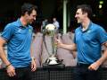 Mitchell Starc (left) and Pat Cummins with the Cricket World Cup trophy at the SCG. (Dan Himbrechts/AAP PHOTOS)