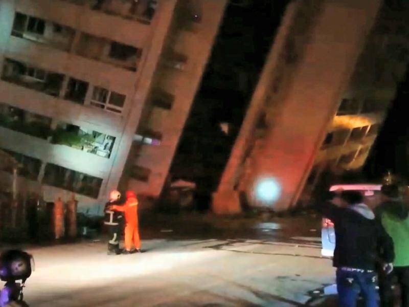 A magnitude 6.4 quake in Hua-lien in Taiwan has caused buildings to collapse and killed two people.