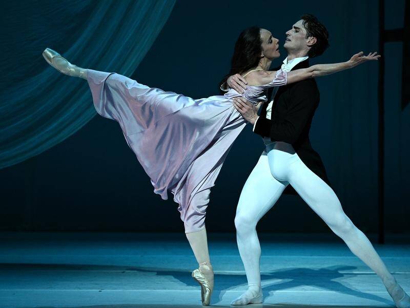Amy Harris (with Nathan Brook ) says she's retiring from the Australian Ballet with a 'happy heart'. (Dan Himbrechts/AAP PHOTOS)