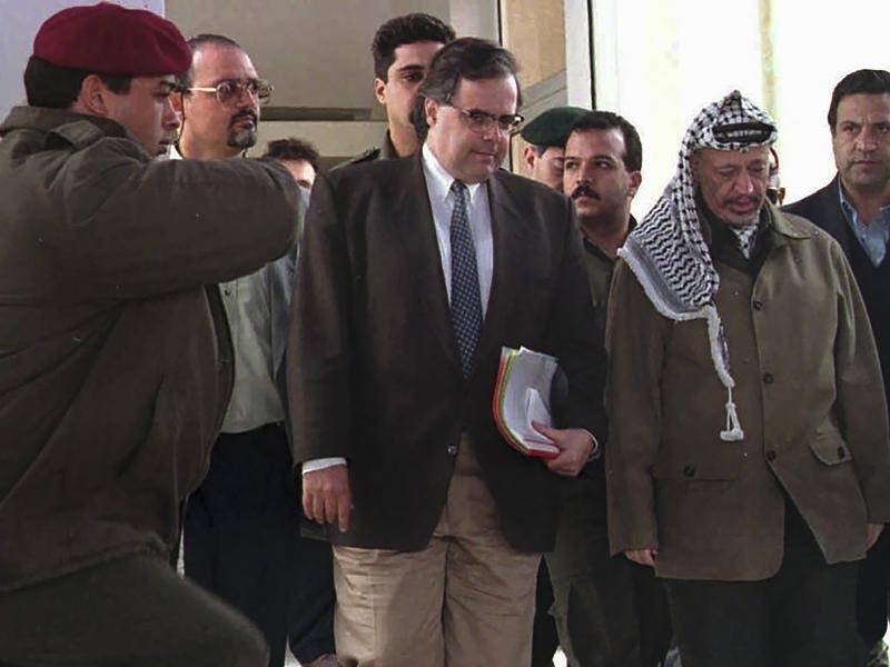Israeli peace negotiator Uri Savir (centre), shown with Palestinian leader Yasser Arafat, has died.